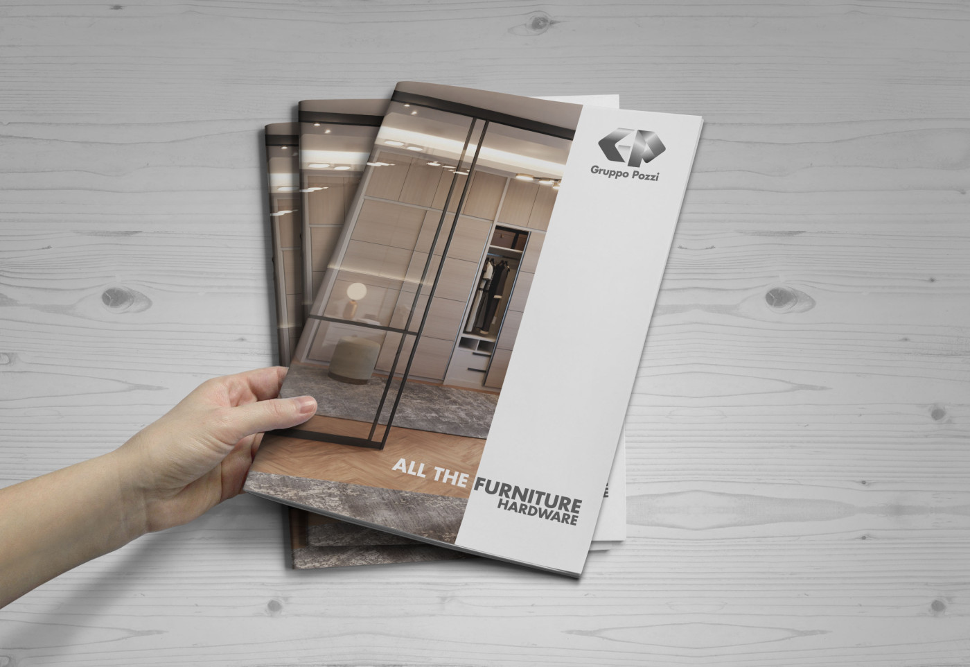 Catalogo-verticale-con-mano